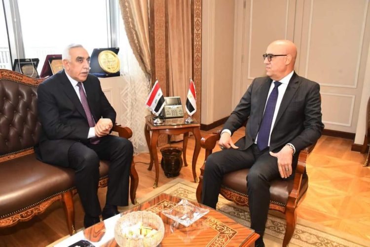 وزير الإسكان يبحث مع السفير العراقي سبل تعزيز التعاون بين البلدين