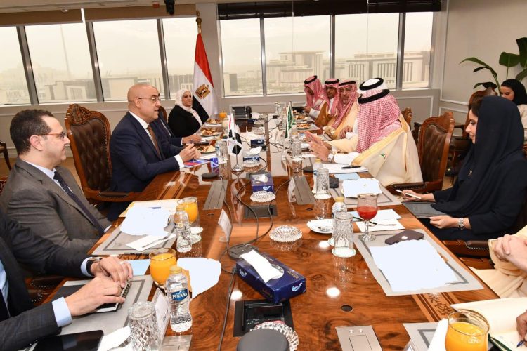 وزير الإسكان يلتقى وزير التجارة السعودي والوفد المرافق له لبحث مجالات التعاون المشترك