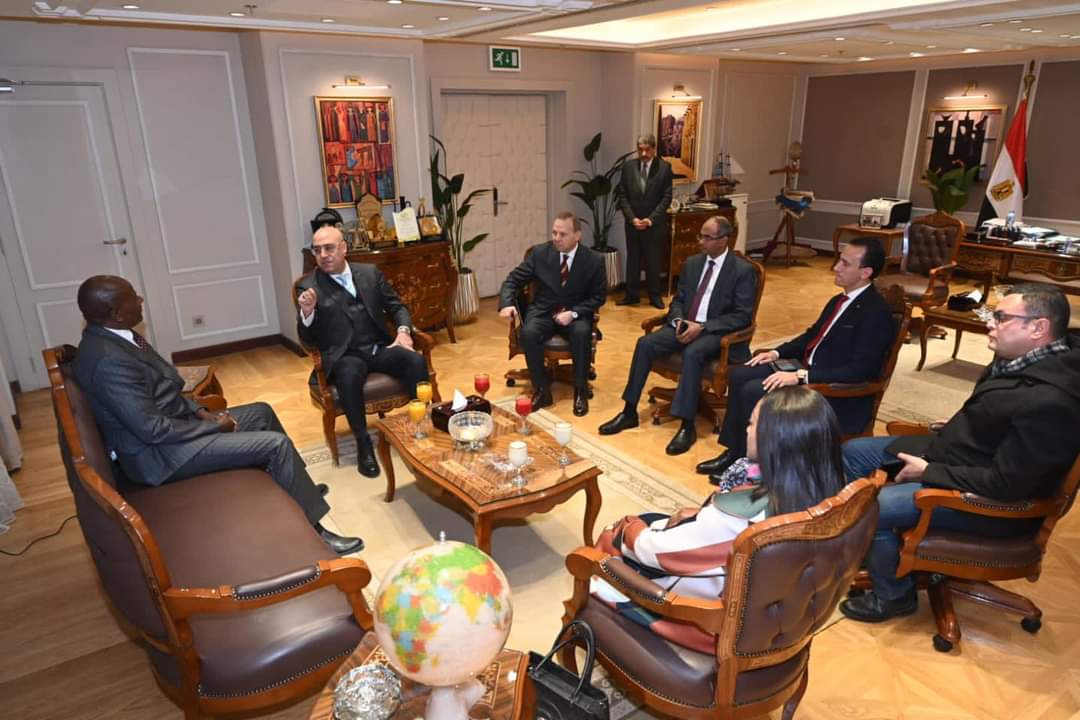 Minister of Housing Presents Egyptian Urban Experience to Zimbabwean