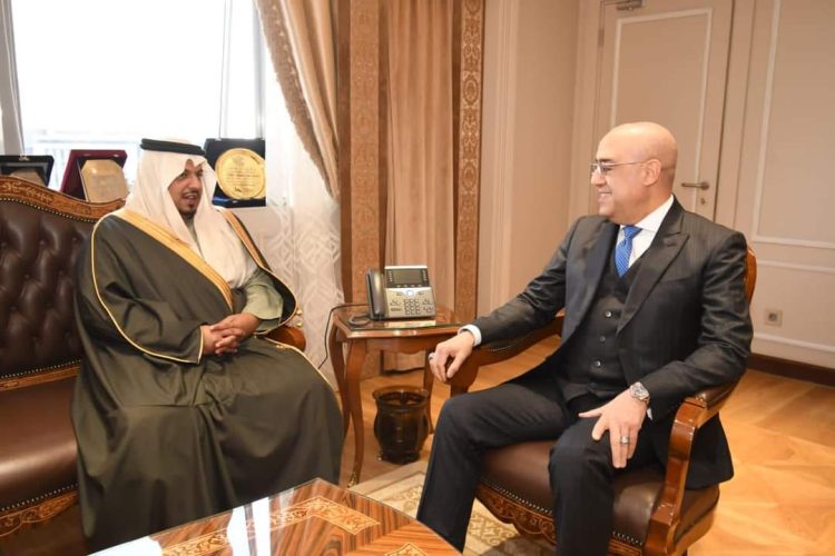 «الجزار» يلتقي الأمير خالد بن سعود بن تركي آل سعود لعرض الفرص الاستثمارية المتاحة بالمجالات المختلفة