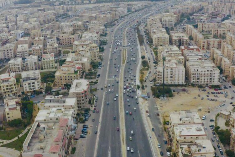 وزير الإسكان يتابع موقف مشروعات الطرق والمحاور الجاري تنفيذها بمدينة القاهرة الجديدة