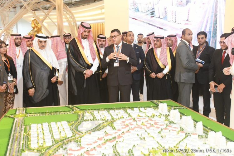 Housing Minister Guides Mayor of Riyadh Region Through Egyptian Pavilion at WUF12 Exhibition