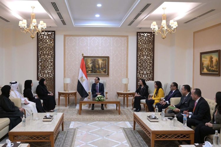 Egypt PM Meets with Qatari Social Development Minister and Family