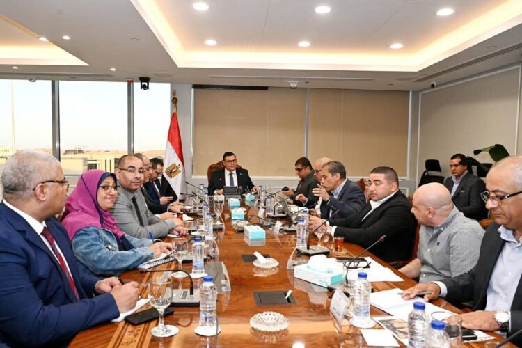وزير الإسكان يعقد اجتماعًا مع مسئولي «سيتي إيدج» لمتابعة موقف مبيعات عددٍ من المشروعات