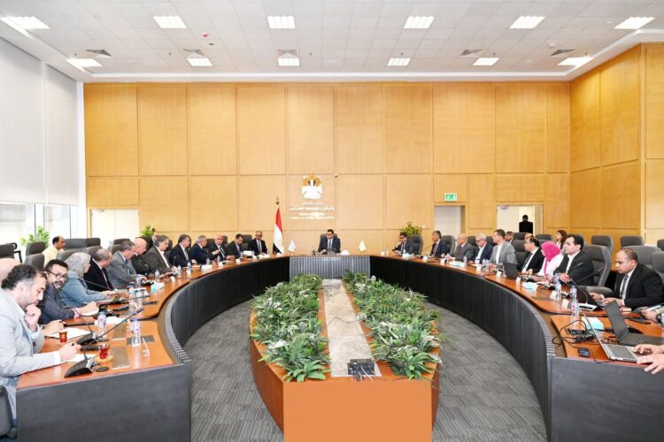 وزير الإسكان يتابع موقف تنفيذ مشروعات المرافق على مستوى الجمهورية وتوطين الصناعة