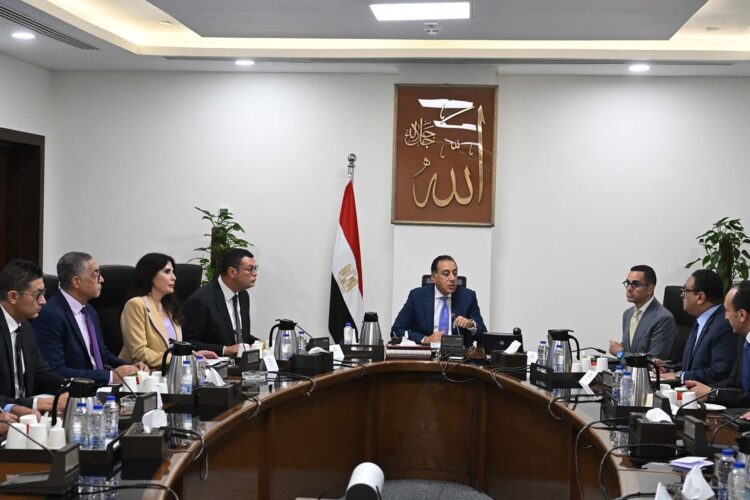 رئيس الوزراء يستعرض ملامح النسخة النهائية من مشروع قانون المناطق المركزية للمال والأعمال