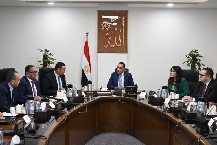 رئيس الوزراء يتابع موقف تقنين الأراضي المضافة لعدد من المدن الجديدة