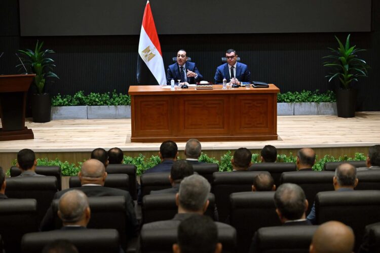 رئيس الوزراء يعقد اجتماعًا موسعاً مع رؤساء أجهزة المدن الجديدة